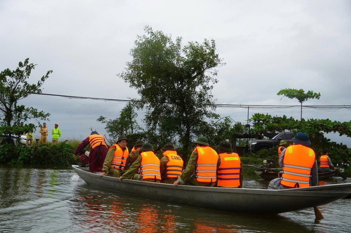 Phó Thủ tướng Mai Văn Chính ngồi đò vượt lũ vào xã Ninh Châu (Quảng Trị) chiều 30-10.