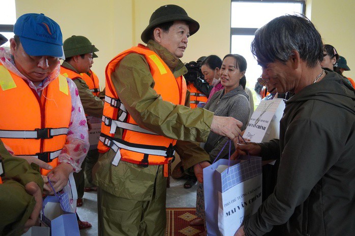 Phó Thủ tướng Mai Văn Chính trao quà cho hộ dân vùng lũ Quảng Trị
