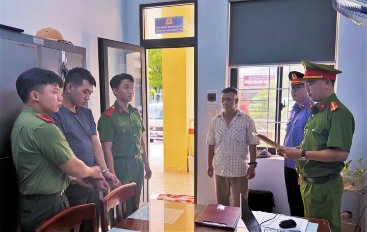 Cơ quan CSĐT Công an tỉnh Gia Lai thi hành lệnh bắt bị can để tạm giam đối với Nguyễn Anh Duy. Ảnh: VKSND tỉnh Gia Lai.