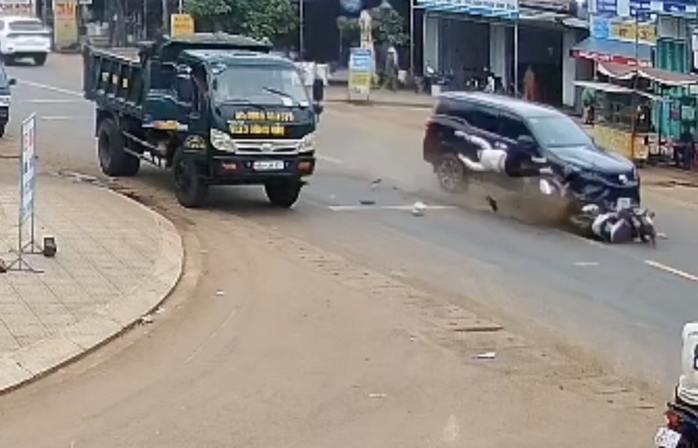 Xe ô tô tông người phụ nữ tử vong rồi bỏ chạy khỏi hiện trường