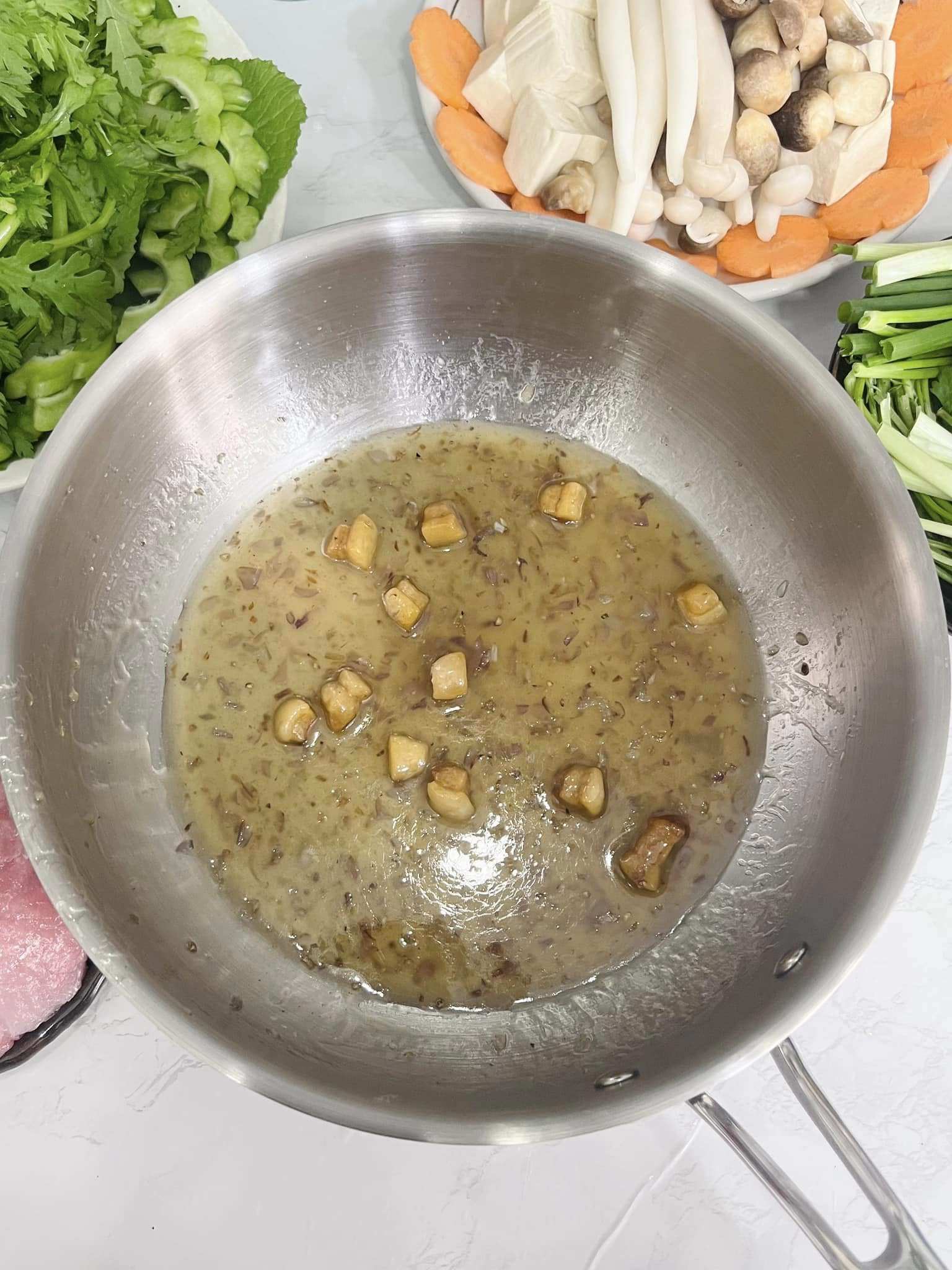 Cốt lẩu sánh lại, có phần tóp mỡ giòn ngậy rất hấp dẫn.