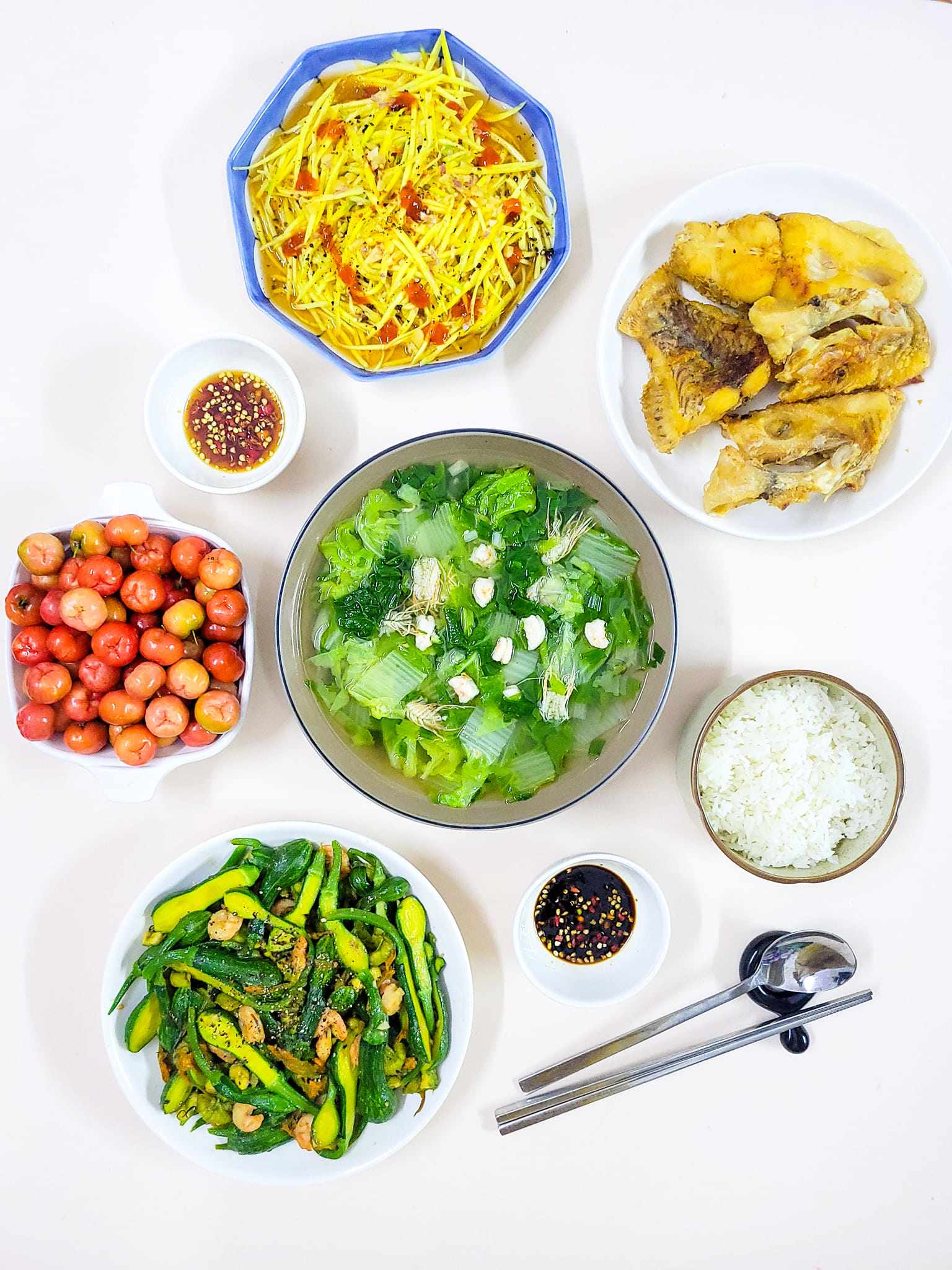 Canh tôm cải dúng - Cá diêu hồng chiên chấm mắm xoài - Nụ bí xào tôm