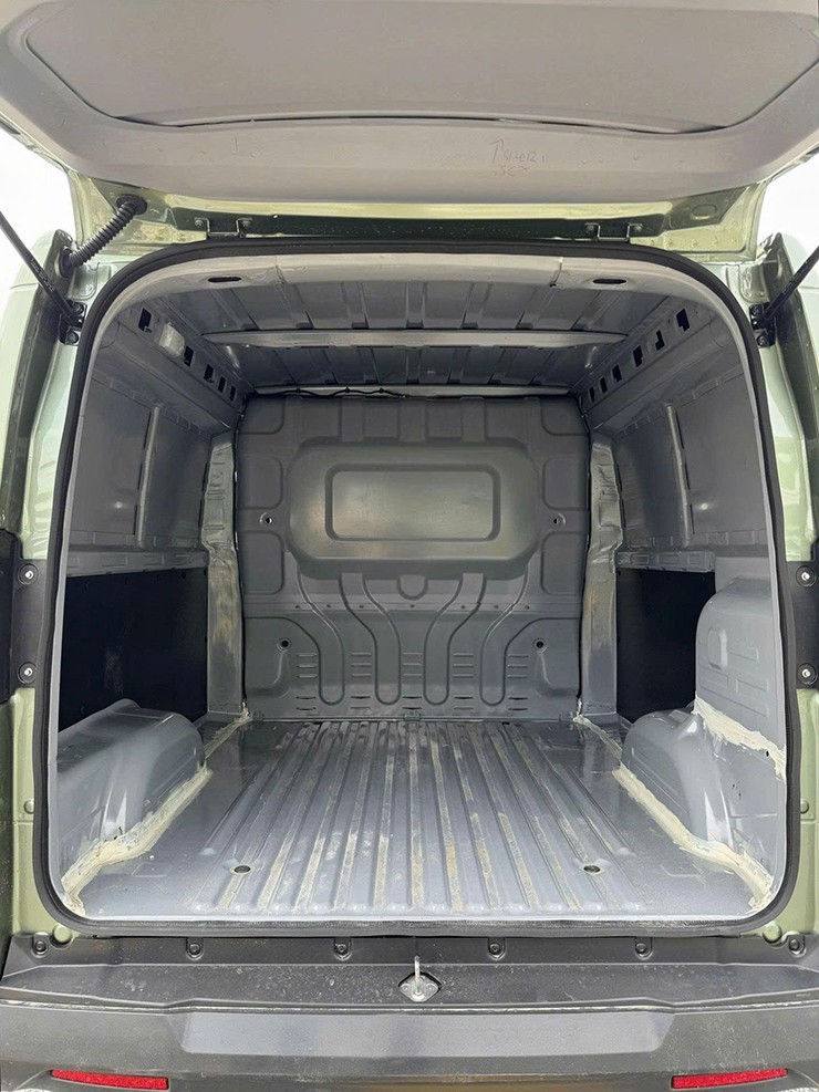 Lộ ảnh VinFast EC Van bản thương mại tại nhà máy, thiết kế thực tế gây bất ngờ - 3