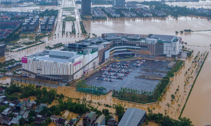 Cảnh tượng 'xứ Huế thơ mộng' giữa bốn bề biển nước nhìn từ trên cao - 8