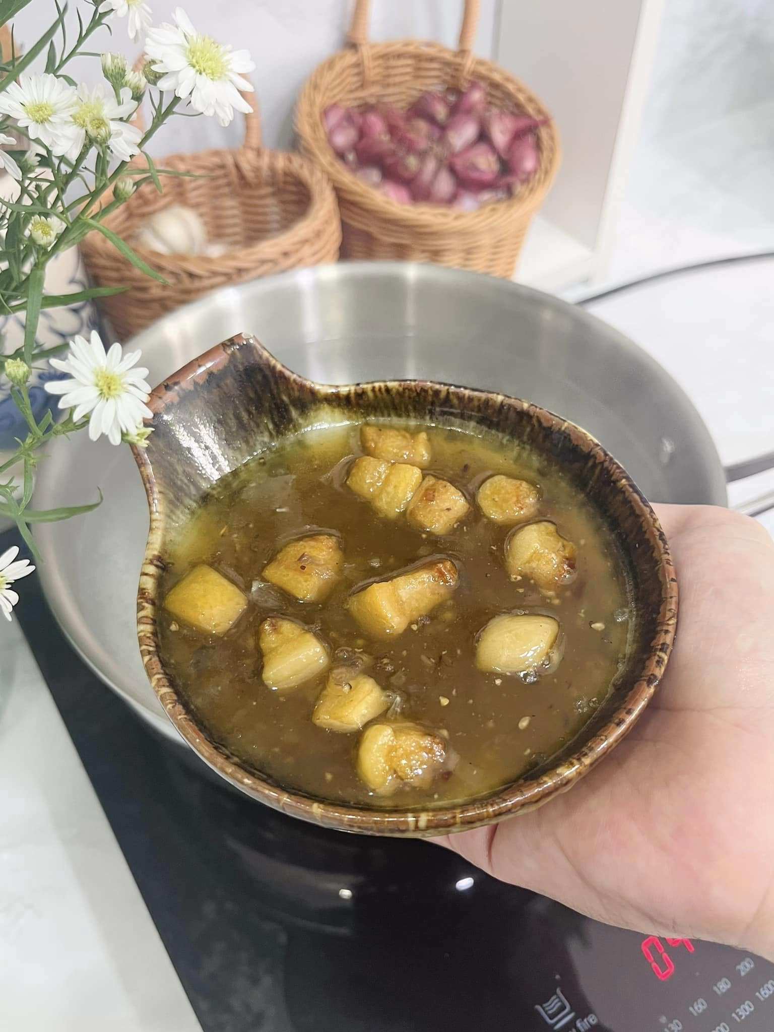 Cốt lẩu sánh lại, có phần tóp mỡ giòn ngậy rất hấp dẫn.