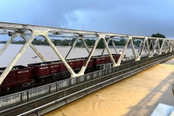 Lũ sông Hương lên, hai tàu chở đá quay lại trấn giữ cầu đường sắt
