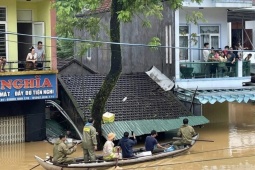 Chạy lũ chỉ kịp ôm con, còn lại để mặc cho nước cuốn trôi