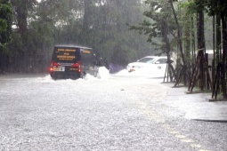 Nguyên nhân khiến lượng mưa 1 ngày ở Huế bằng lượng mưa 1 năm trên cả nước