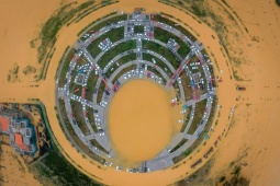 Cảnh tượng 'xứ Huế thơ mộng' giữa bốn bề biển nước nhìn từ trên cao