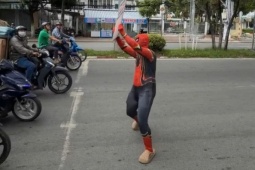 "Người nhện" quảng cáo lố lăng giữa đường ở Cà Mau bị xem xét xử lý hành vi gì?