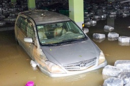 Ô tô, xe máy ngổn ngang trong bùn đất sau khi lũ rút ở Huế