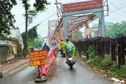 Dỡ hàng rào cấm xe trên cầu Long Biên vì ùn tắc kéo dài