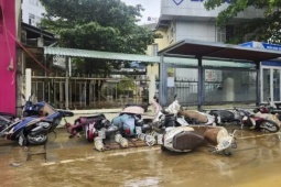 Ô tô, xe máy ngổn ngang trong bùn đất sau khi lũ rút ở Huế