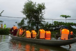 Phó Thủ tướng ngồi đò vượt lũ thăm người dân Quảng Trị