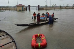 6 người đi cứu trợ bị lật ghe giữa mưa lũ tại Huế