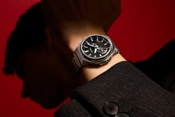 Casio ra mắt G-Shock thép không gỉ, dùng pin năng lượng mặt trời