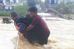 Đội cứu hộ Thái Nguyên giăng dây, cõng dân vượt lũ Huế
