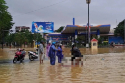 Người phụ nữ đẻ rơi giữa vùng ngập nước sâu ở TP Huế
