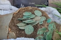 Dò kim loại trên cánh đồng, người đàn ông đào được kho báu quý giá