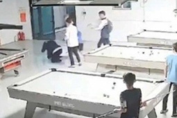 VIDEO: Nam sinh bị nhóm bạn dùng gậy bida đánh tới tấp phải nhập viện cấp cứu