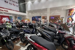 Qua thời hoàng kim, đại lý xe máy chật vật rao bán từng chiếc