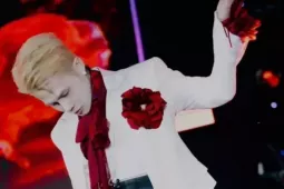 Lệch chuẩn văn hóa: Nghệ sĩ đối mặt chế tài kép