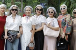 Hội chị em U70 'lấp lánh mái tóc bạc'