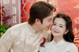 Đình Tú liên tục hôn vợ trong đám hỏi