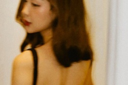 Nàng hậu cao 1m86 diện váy hai dây khoe lưng ong gây sốt trên mạng xã hội