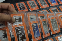 Giá bạc lao dốc rồi bật tăng, chuyên gia nêu lý do "không nên mua thêm"