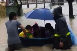 Mưa lớn, ngập sâu, phụ huynh dùng thuyền thúng, xe tải đến trường đón con