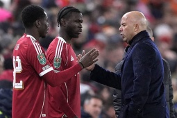 Liverpool tung đội hình như tự thua trước Crystal Palace, fan giận dữ vì bị HLV Slot coi thường