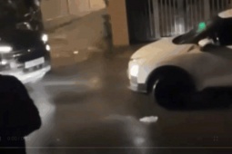 Tạm giữ tài xế xe Ford Ranger tông taxi và hành hung người dân