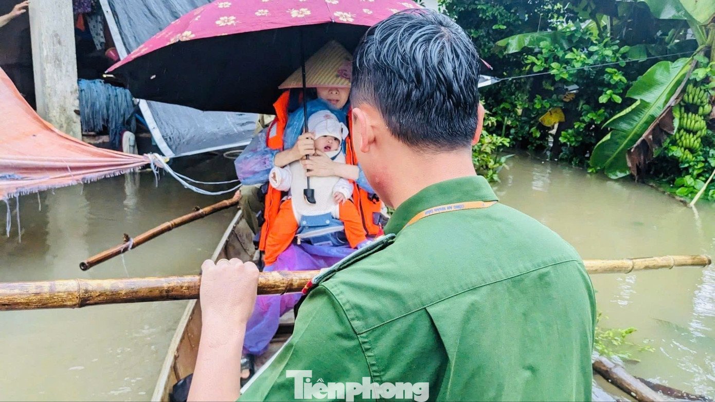 Sơ tán người dân vùng trũng, ngập sâu đến nơi an toàn.