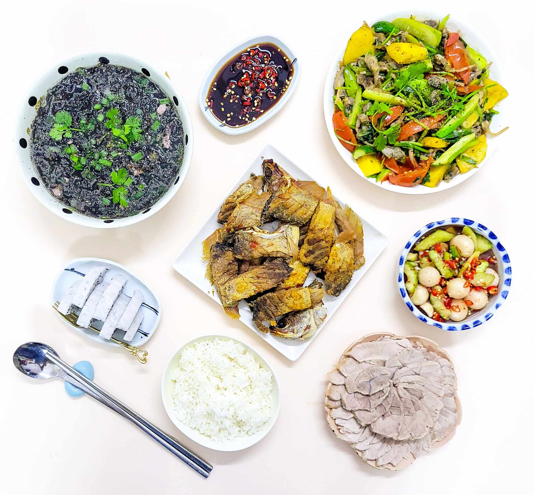 Canh rong biển thịt băm - Cá thác lác chiên giòn - Thịt luộc chấm mắm dưa cà - Mỏ vịt xào dứa, cà