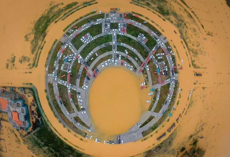 Cảnh tượng 'xứ Huế thơ mộng' giữa bốn bề biển nước nhìn từ trên cao - 9