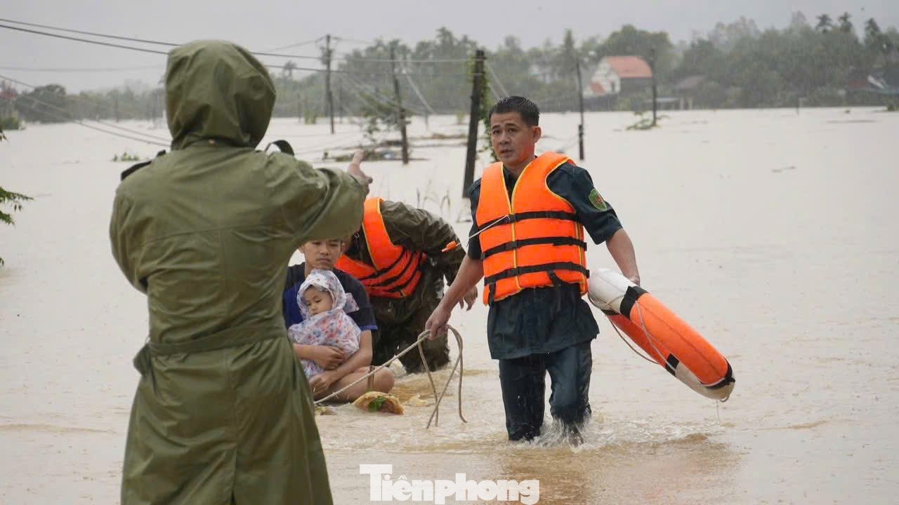 Sơ tán người dân vùng trũng, ngập sâu đến nơi an toàn.