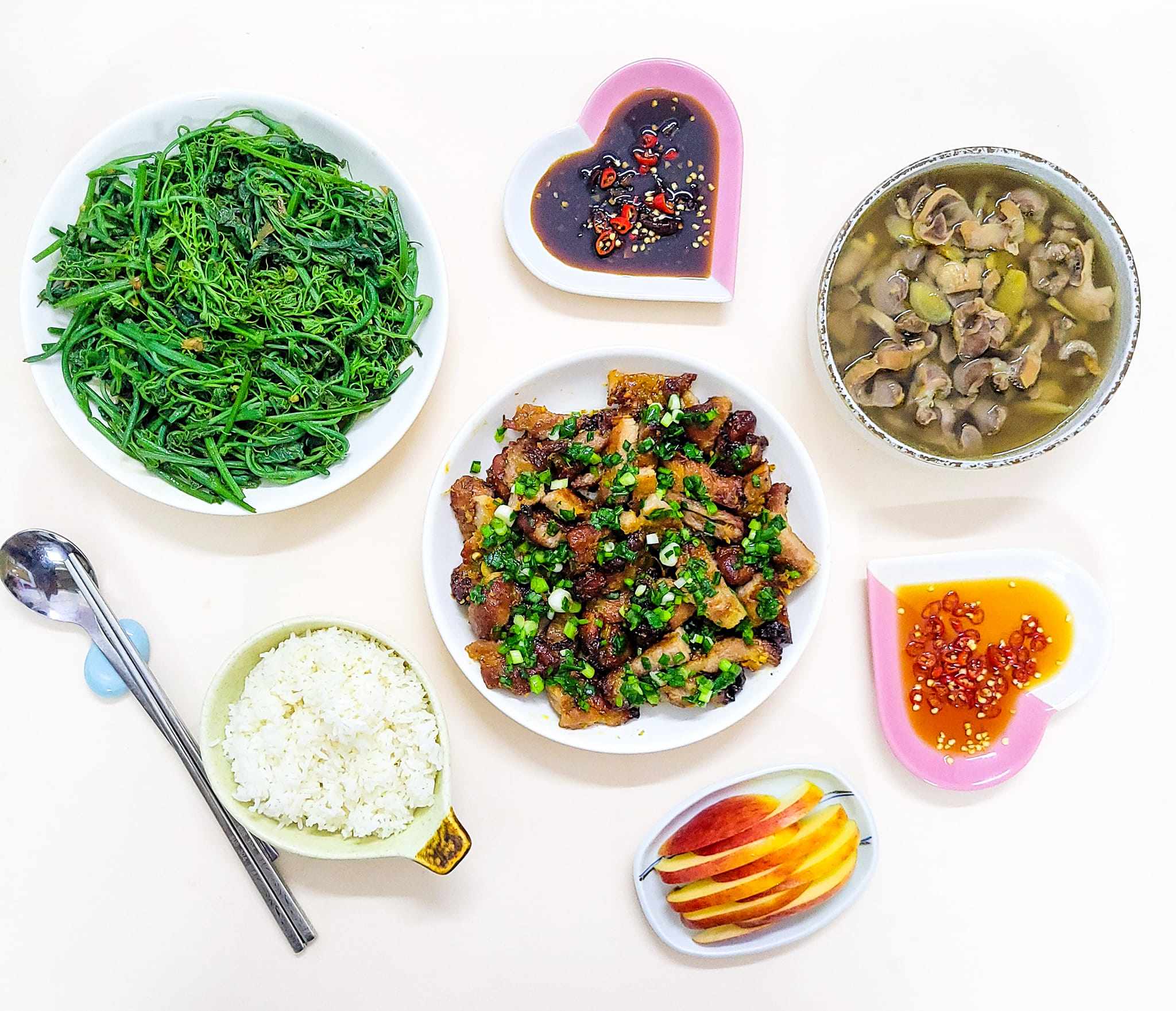 Canh rượu gừng mề gà - Thịt nướng mỡ hành - Ngọn su su xào tỏi