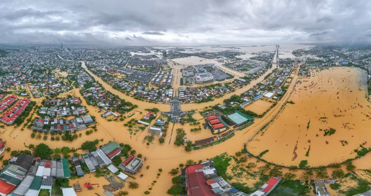 Cảnh tượng 'xứ Huế thơ mộng' giữa bốn bề biển nước nhìn từ trên cao - 1