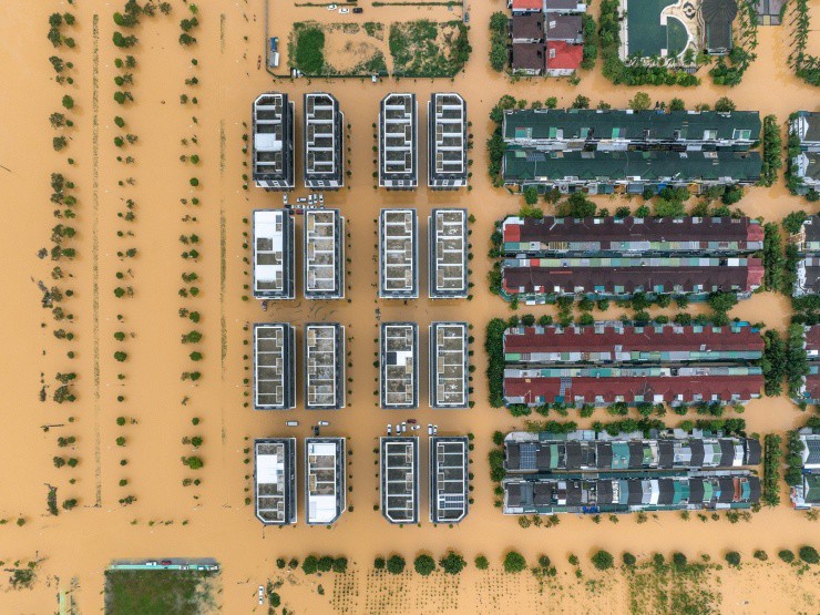 Cảnh tượng 'xứ Huế thơ mộng' giữa bốn bề biển nước nhìn từ trên cao - 10