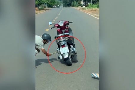 Clip: Hú vía người đàn ông dừng xe máy giữa đường để bắt rắn bò quanh gầm xe
