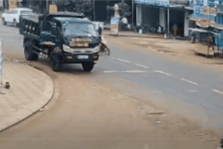 CLIP: Truy tìm tài xế ô tô tông 2 người thương vong rồi bỏ chạy