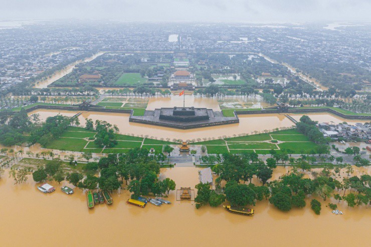 Cảnh tượng 'xứ Huế thơ mộng' giữa bốn bề biển nước nhìn từ trên cao - 3