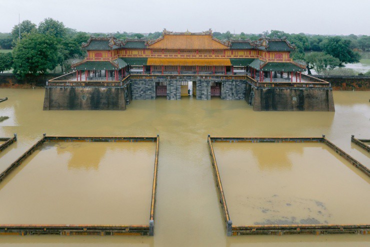 Cảnh tượng 'xứ Huế thơ mộng' giữa bốn bề biển nước nhìn từ trên cao - 4