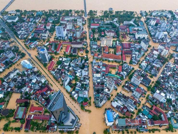 Cảnh tượng 'xứ Huế thơ mộng' giữa bốn bề biển nước nhìn từ trên cao - 6