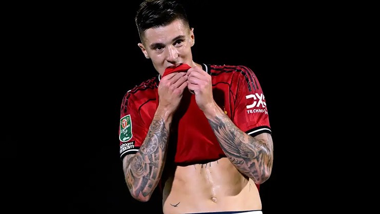 Berbatov khuyên Sesko nên giao tiếp nhiều hơn với đồng đội