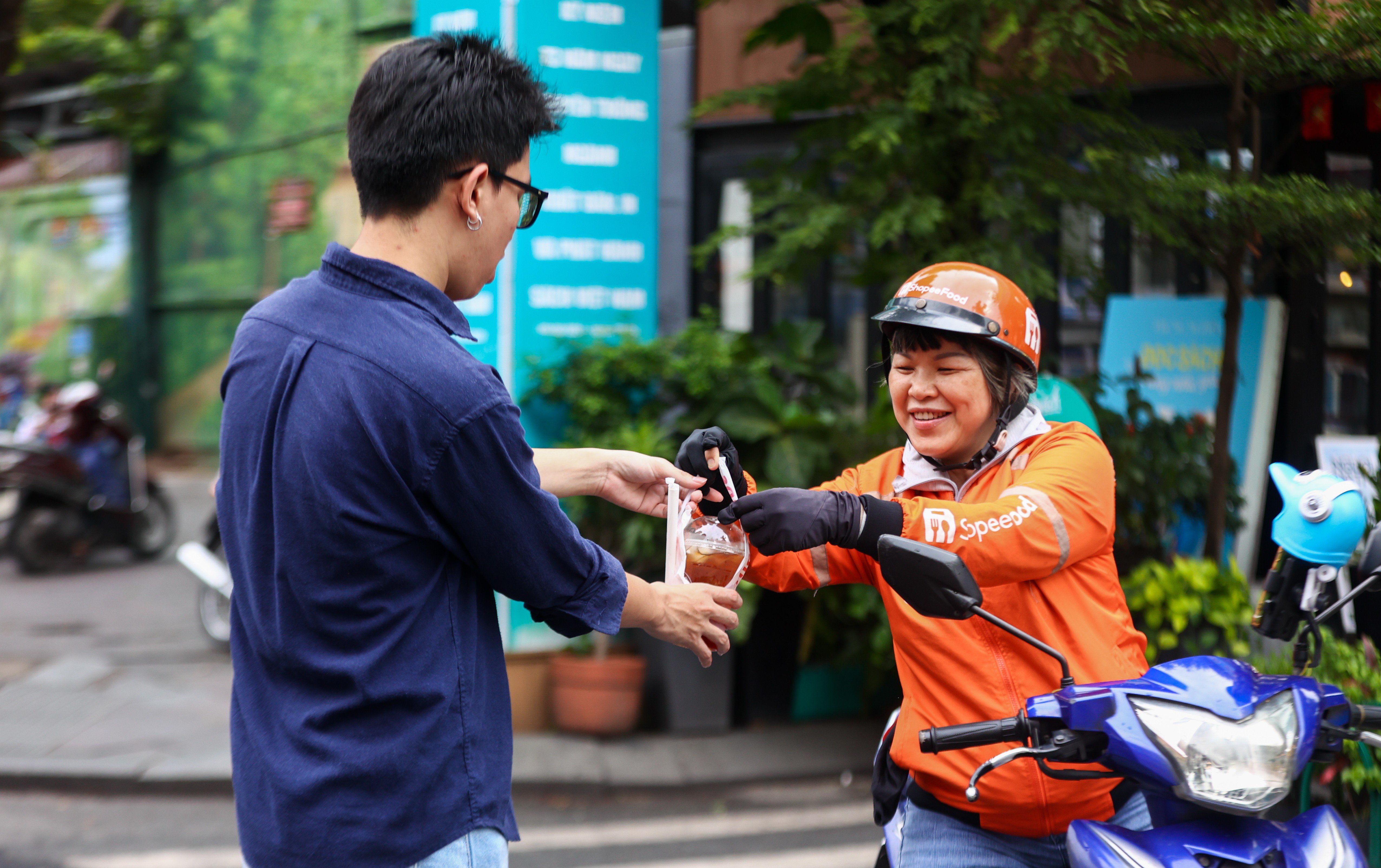 Với chị Mỹ Linh, tài xế ShopeeFood, mỗi ngày cầm lái là một ngày ý nghĩa