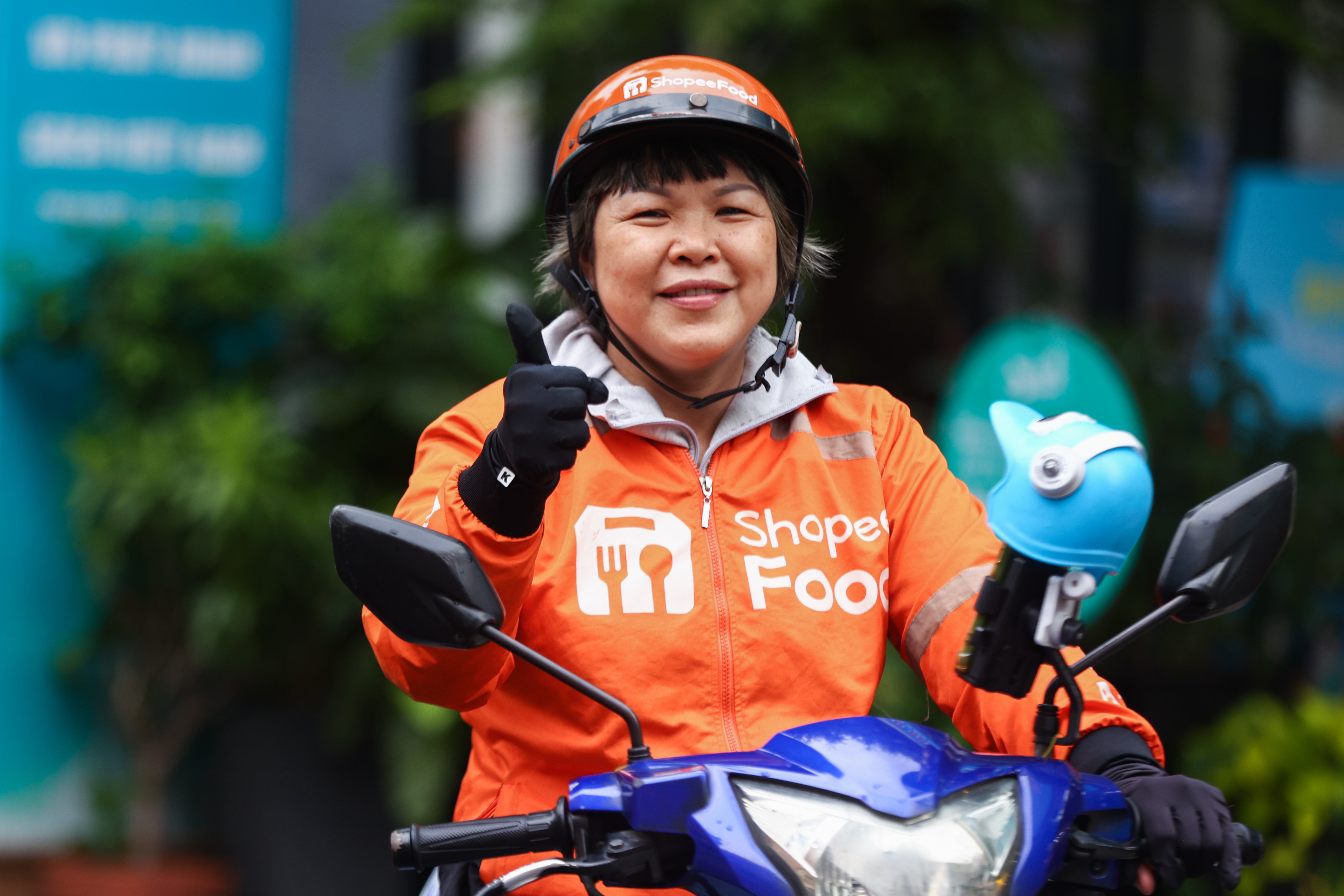 “Tôi biết ơn công việc này vì giúp bản thân làm chủ và cho con cuộc sống tốt hơn”, chị Huỳnh Mỹ Linh, tài xế ShopeeFood.