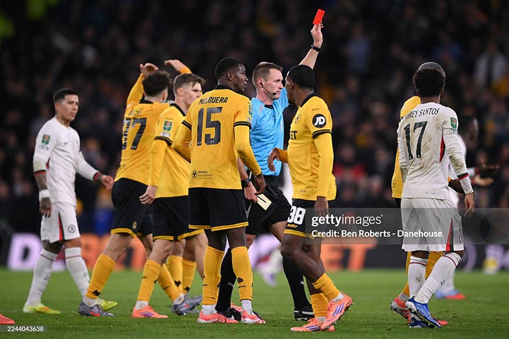 Chelsea (áo trắng) thắng Wolves, nhưng Delap phải nhận thẻ đỏ