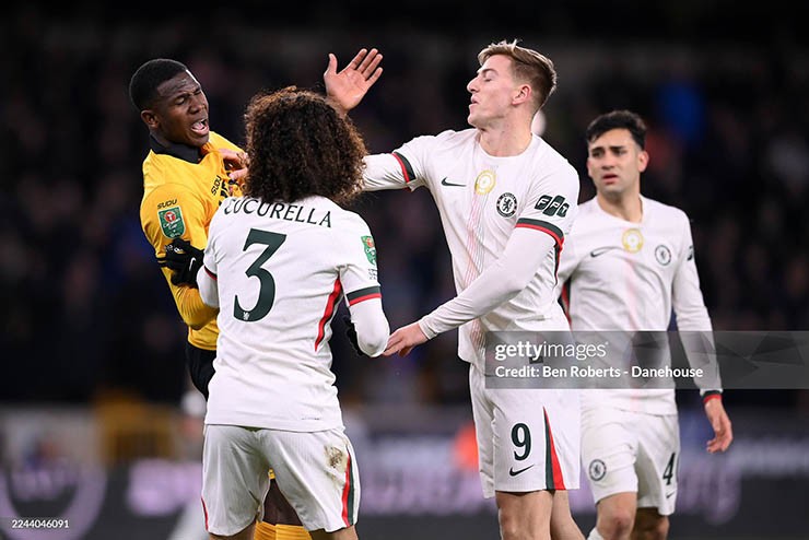 Chiếc thẻ đỏ phá hỏng ngày trở lại của Delap